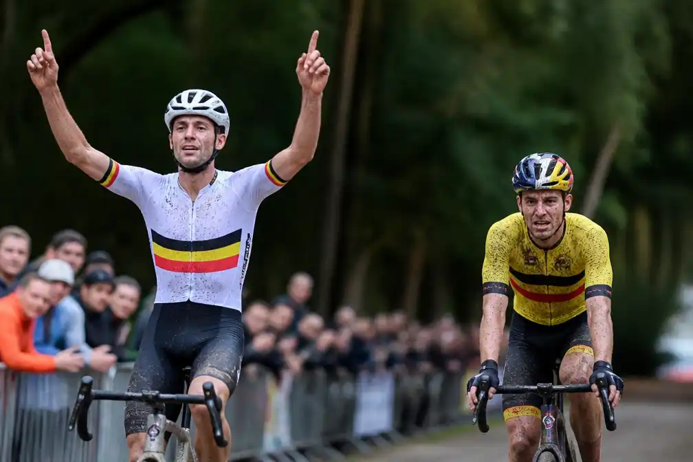 Daan Soete pakt Belgische graveltitel in Grobbendonk, Wout van Aert tweede