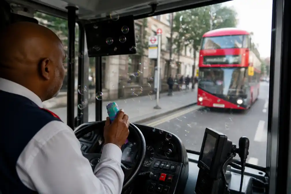 Buschauffeur Londen mag geen bellen meer blazen in 'bellenbus' om veiligheid
