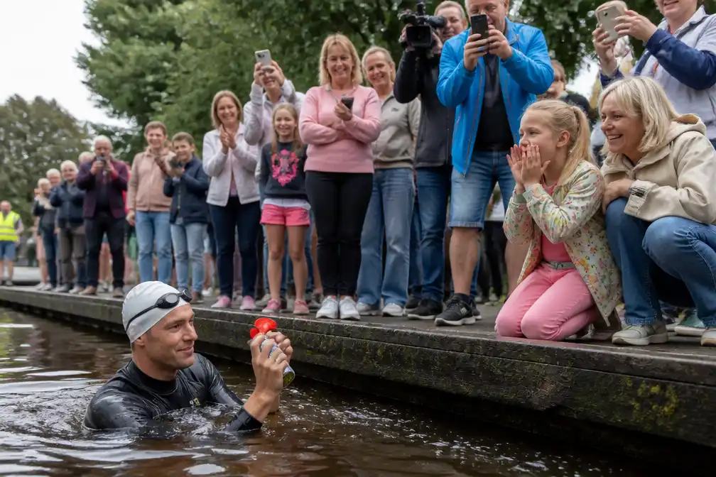 Maarten van der Weijden begint in Vught aan laatste zwemtocht, aangemoedigd door Iris (8)