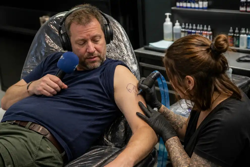 Kobe Ilsen laat live op Radio 1 eerste tattoo zetten, eerbetoon aan zoon Magnus
