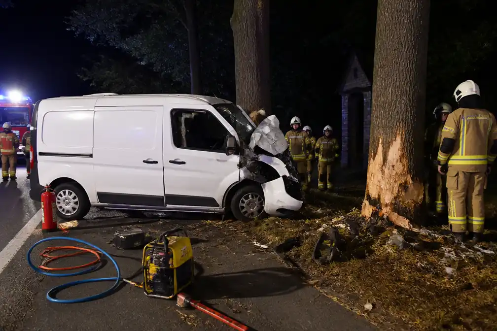 Bestuurder zwaargewond nadat bestelwagen in Bree tegen twee bomen botst
