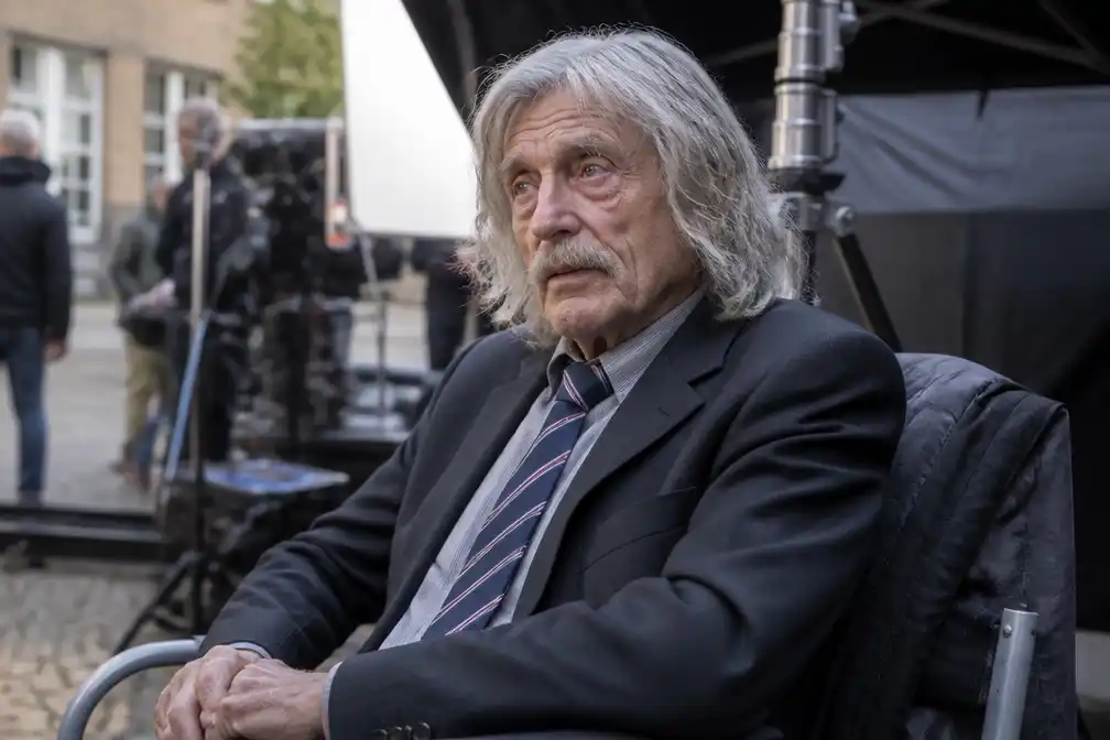 Johan Derksen kritisch over script De Bevers na zware dag op filmset