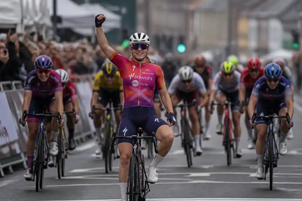 Lorena Wiebes wint openingsrit Ronde van Groot-Brittannië in Cockermouth