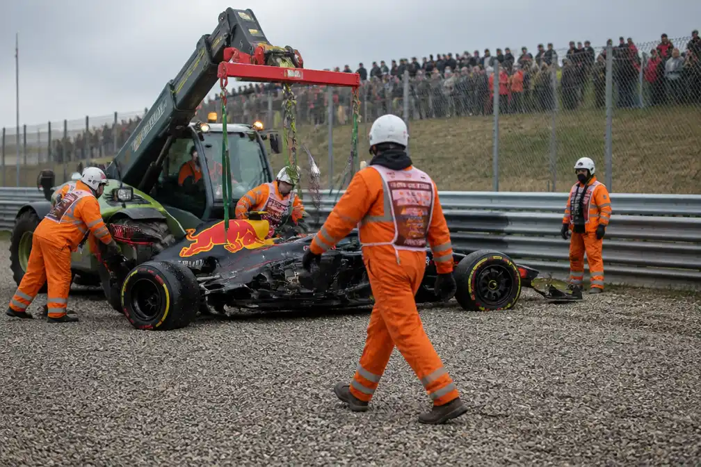 Marshals maken circuit Zandvoort na zware F1-crash snel weer veilig