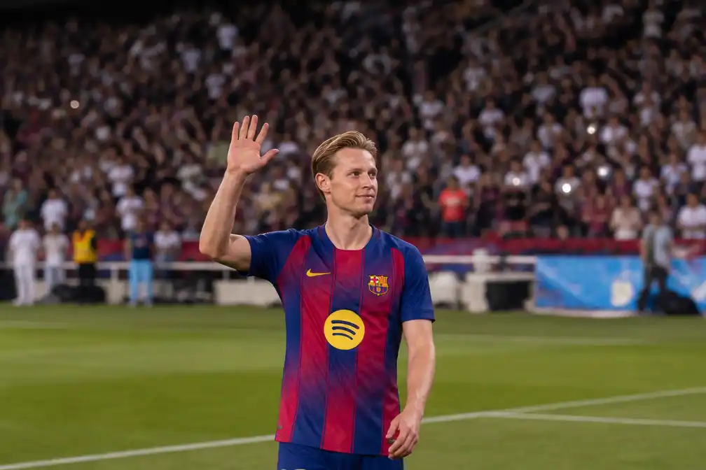 Frenkie de Jong uitgefloten bij presentatie Barcelona, dat Al Ahly met 2-1 verslaat