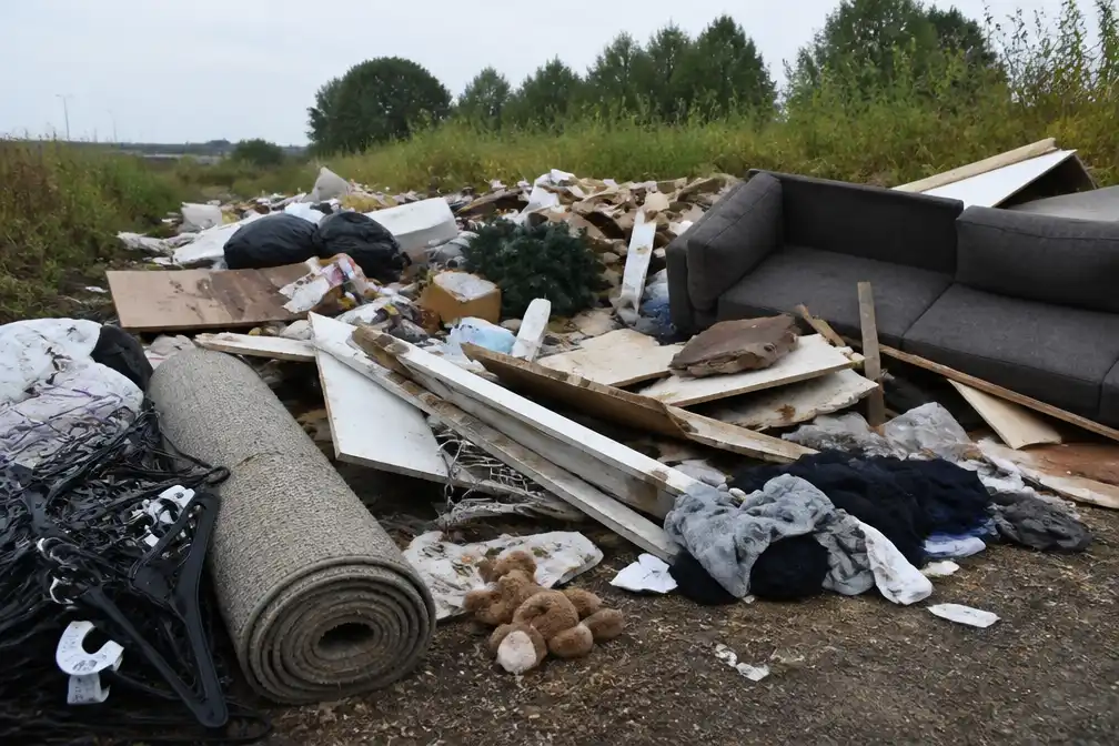 Enorme afvalberg bij Deventer gedumpt; gemeente heeft verdachte in beeld