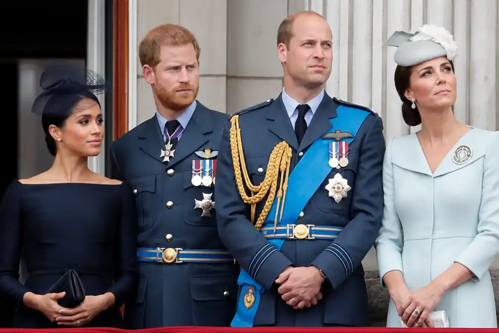Harry en Meghan keren terug naar VK; Charles beraadt zich met William en Catherine