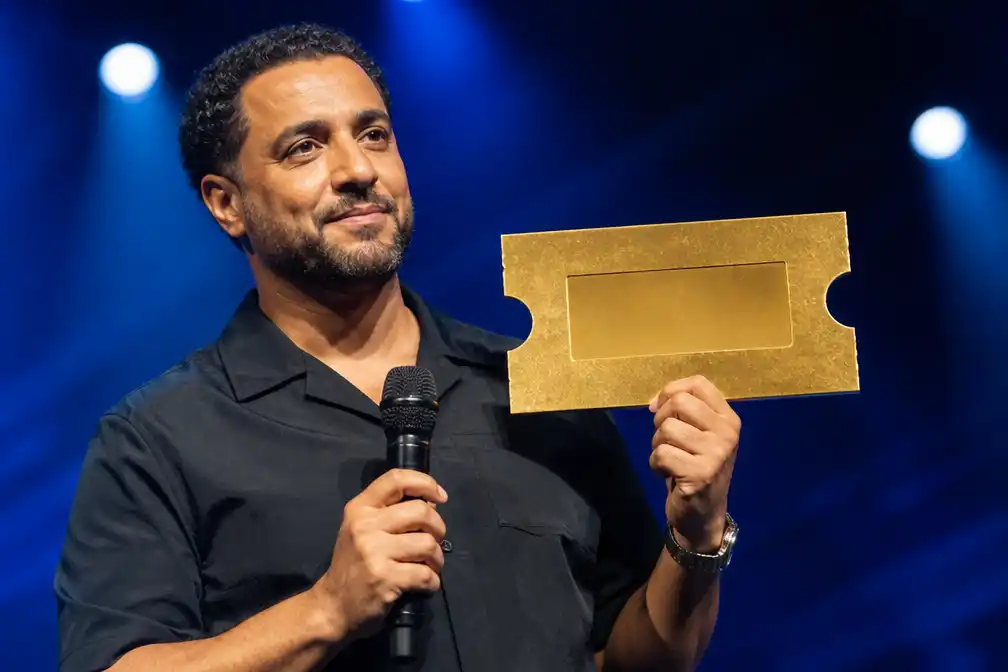 Nasrdin Dchar krijgt Gouden Ticket voor theaterprogramma 'Wat als' op Lowlands