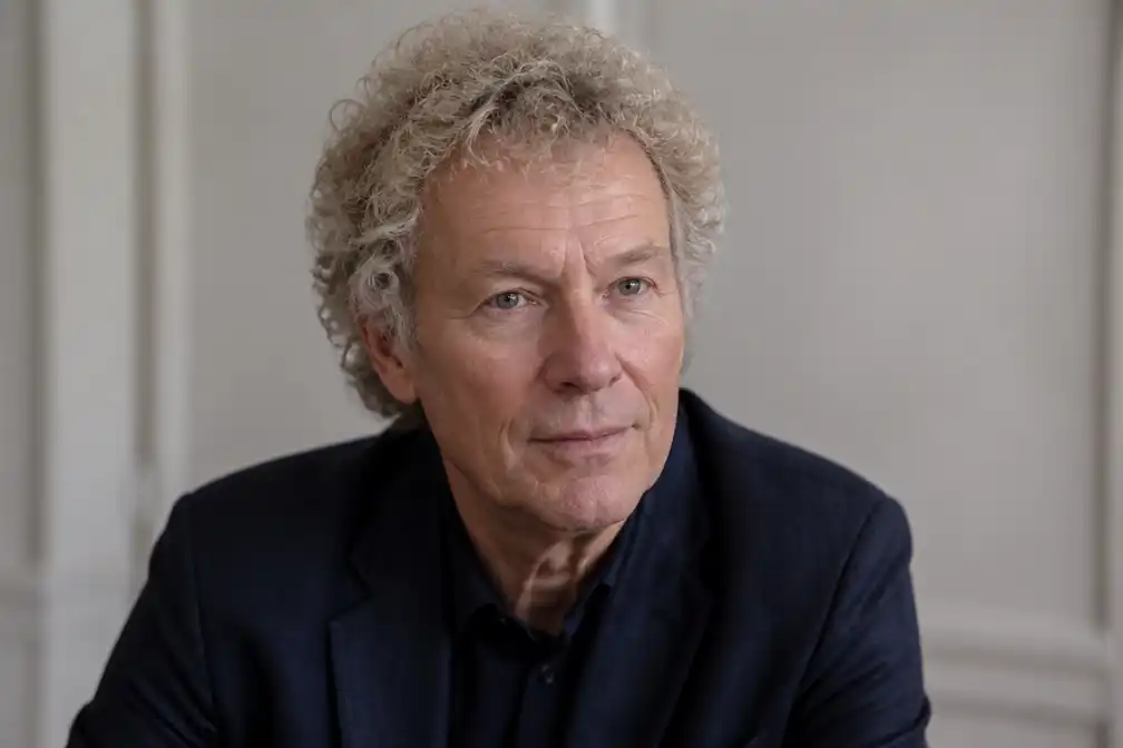 Kees Prins toert vanaf maart 2027 langs theaters met voorstelling 'Yesterday'