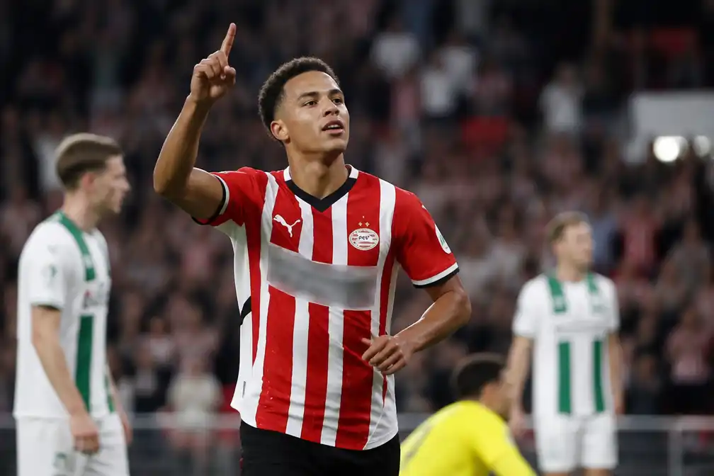 Ruben van Bommel glansrol bij ruime PSV-zege op FC Groningen