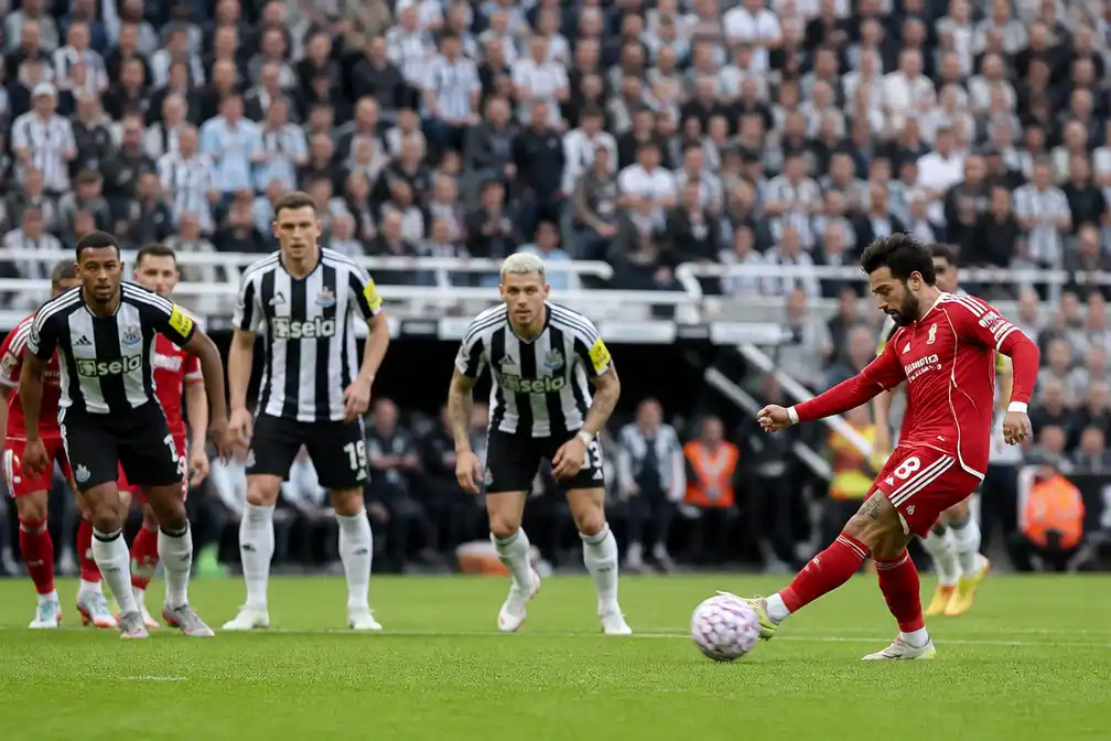 Szoboszlai bezorgt Liverpool punt met late penalty bij Newcastle