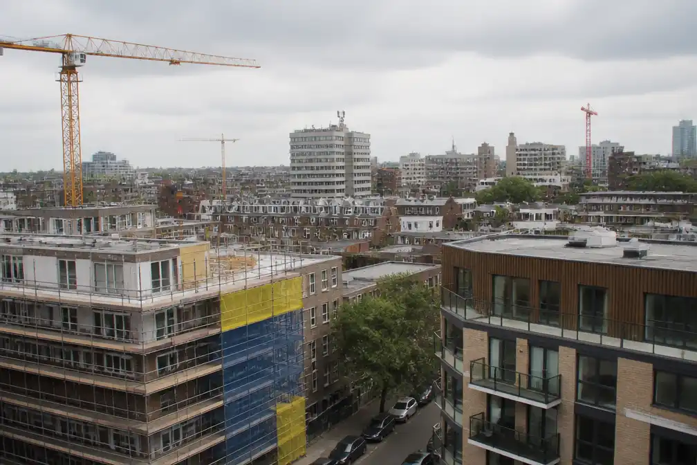 Bouwambitie 100.000 woningen per jaar verder uit zicht: optoppen stelt teleur