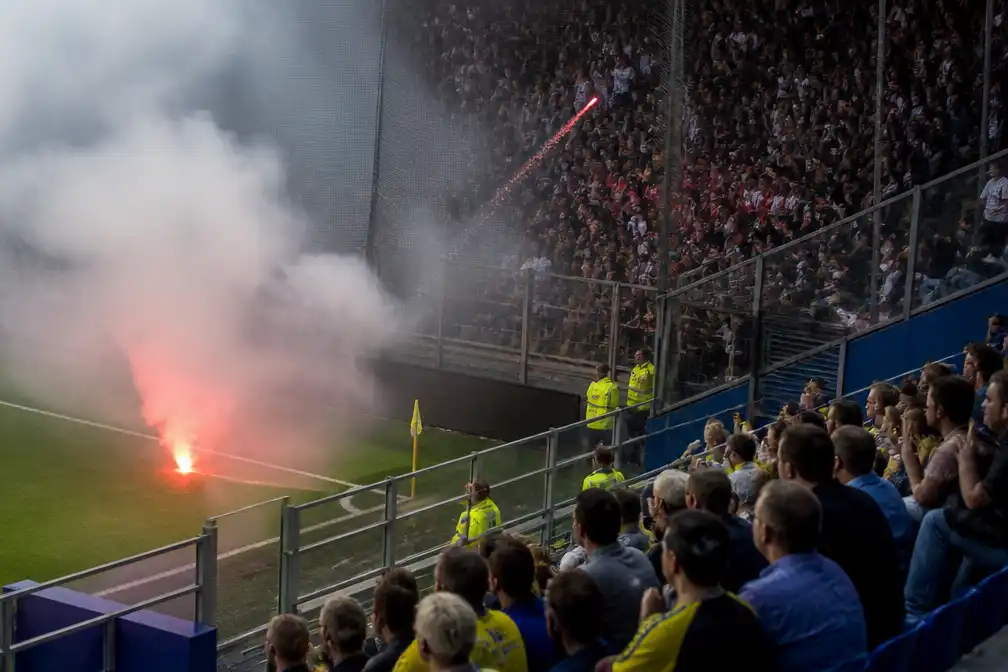 Vuurwerk bij Cambuur-Feyenoord verwondt vijf fans; oproep om uitsupporters te weren
