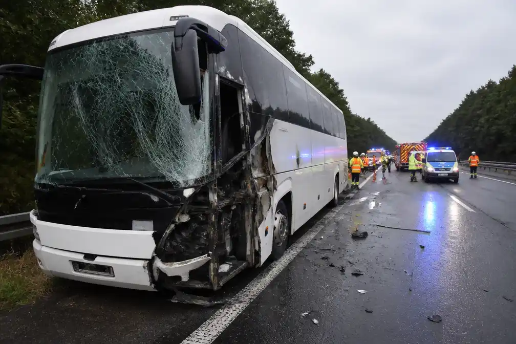 Crash A28: Duitse schoolbus met 54 leerlingen, geen levensgevaar