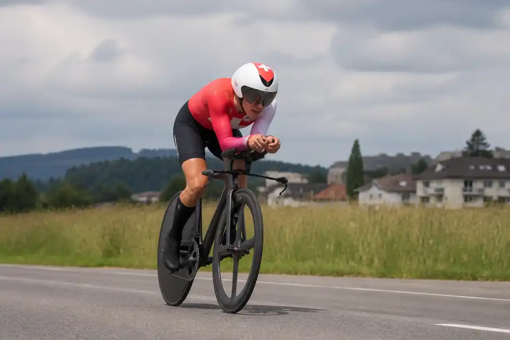 Pogacar klopt Van der Poel met 0,3 seconden; Reusser leidt vrouwenklassement in Ronde van Zwitserland