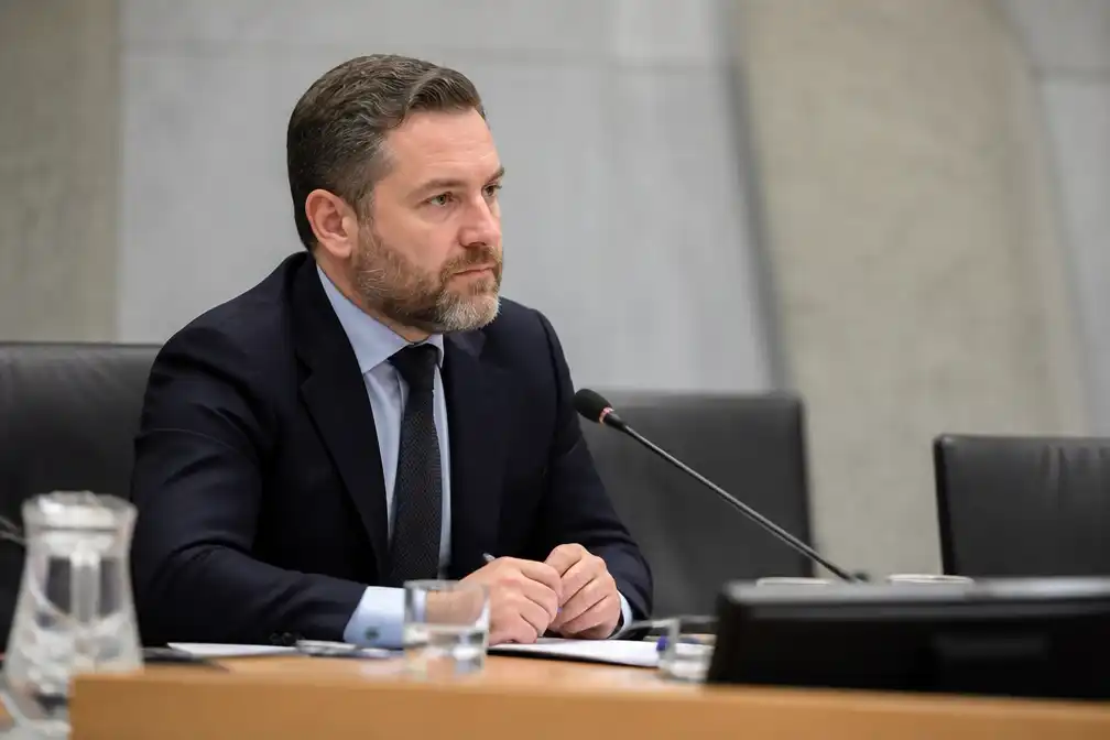 Dijkhoff: avondklok in 2021 had beter onderbouwd moeten worden