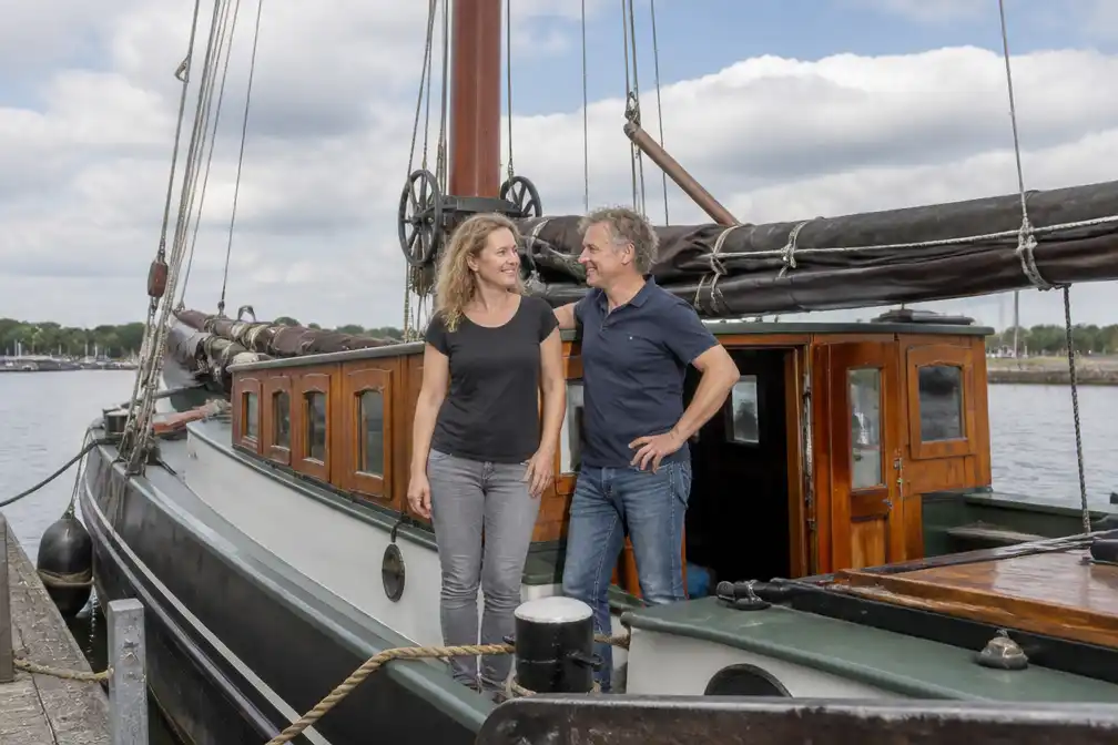 Stel woont op zeetjalk uit 1902 en vaart toeristen rond