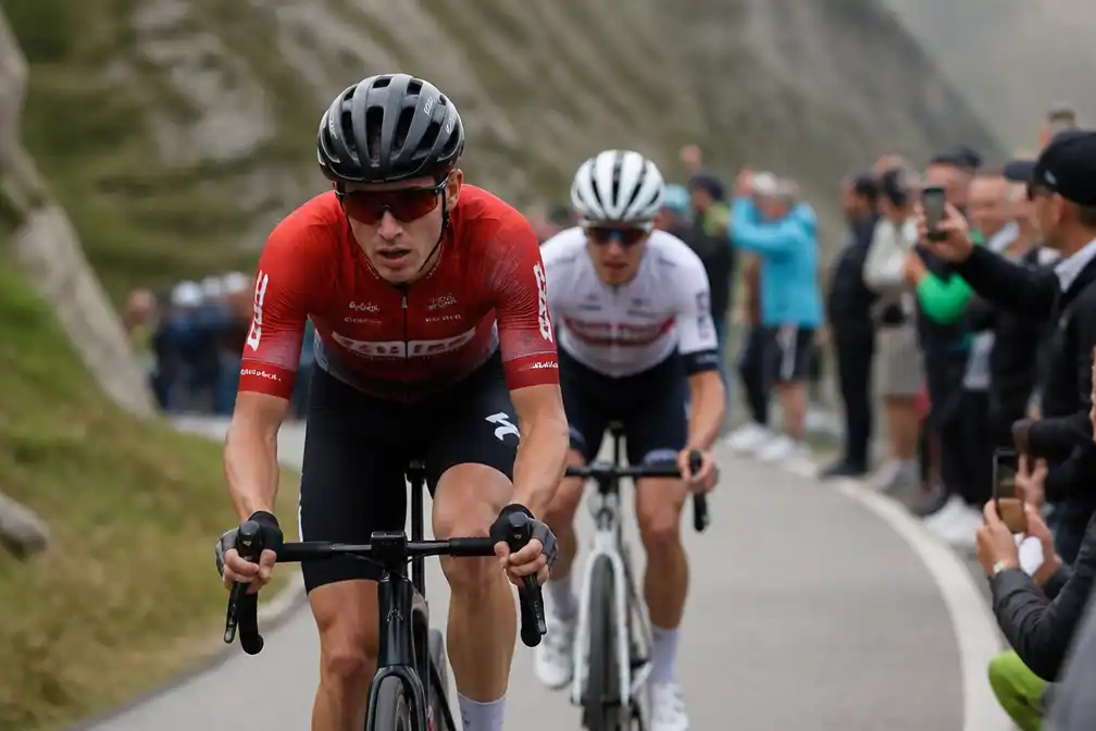 Ethan Hayter valt aan in Vuelta-rit 3 en wordt virtueel leider