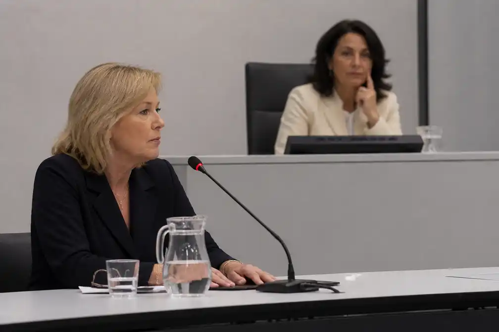 Oud-griffier Roos zwijgzaam bij corona-enquête over strijd met Arib