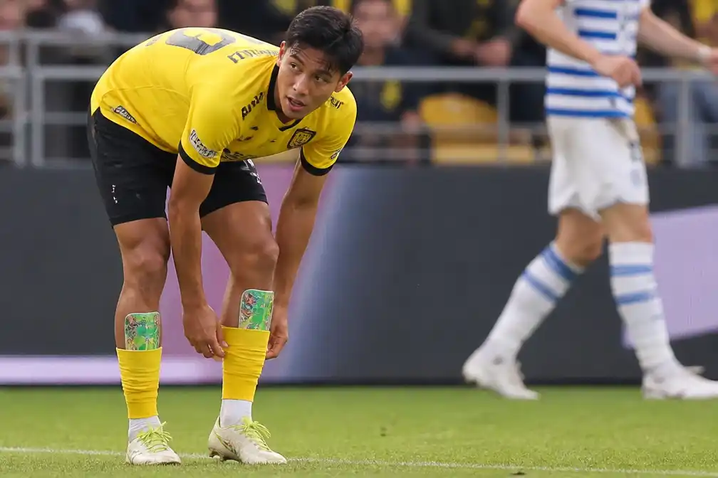VVV-speler Edhy Zuliani speelt met pakjes kauwgom als scheenbeschermers