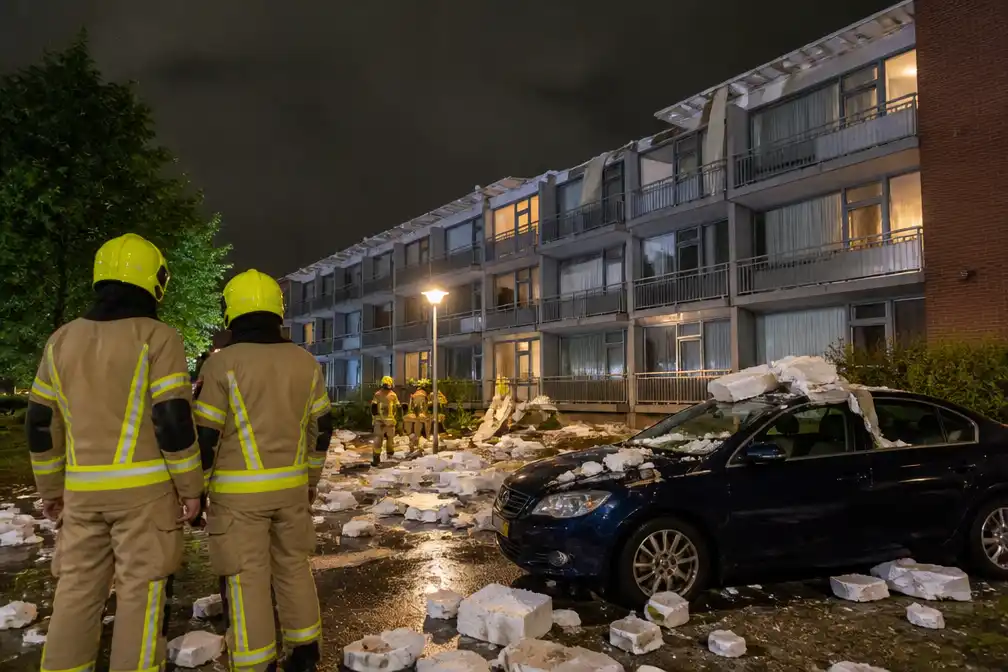 Storm verwoest dak seniorenflat in Soest, isolatie rondgestrooid