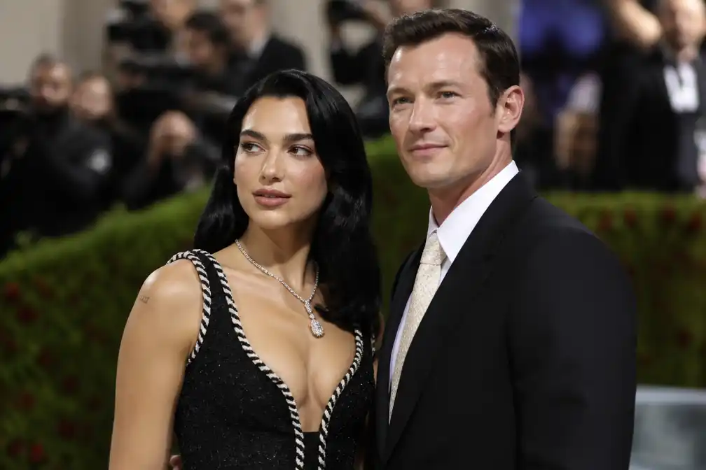Dua Lipa noemt bruiloft met Callum Turner 'magisch' in eerste reactie