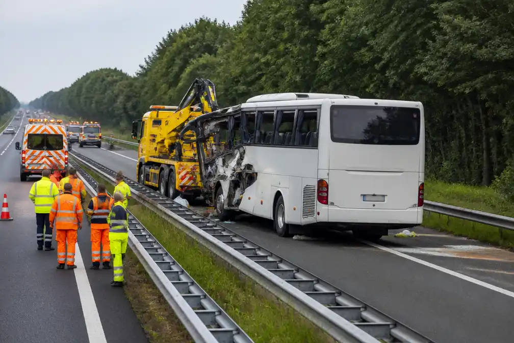 A28 bij Wezep weer open na ongeluk met Duitse schoolbus; vijf gewonden nog in ziekenhuis