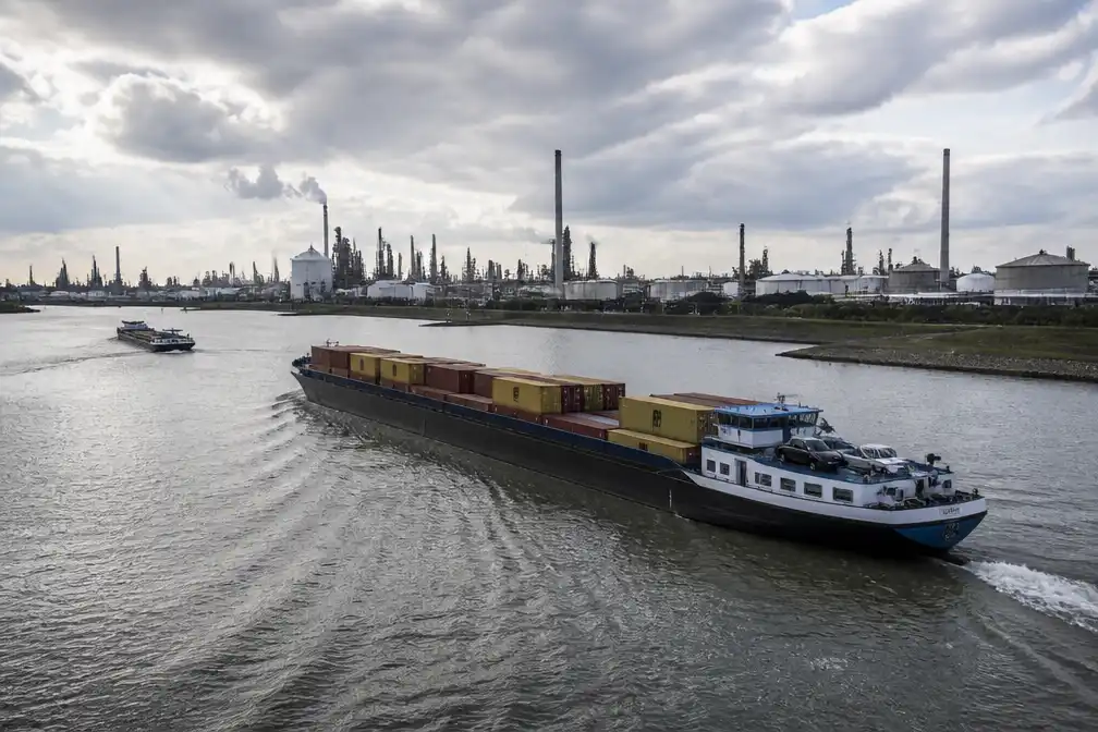 Neerslag voorkomt verdere verslechtering Rotterdamse haven, Rijn blijft laag