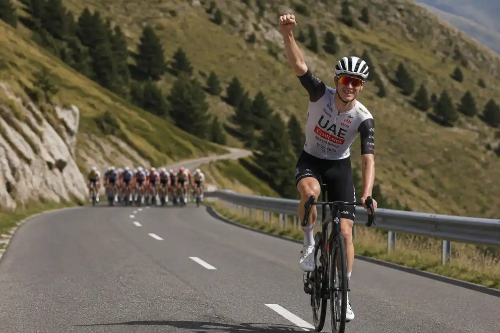 Pogacar wint vierde etappe Vuelta met solo in Andorra