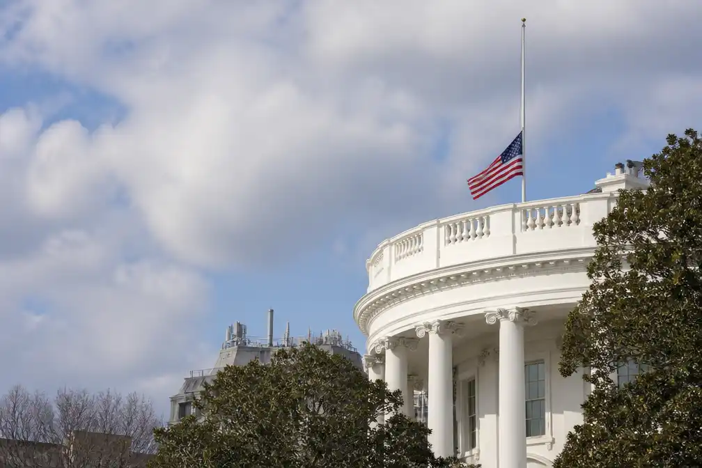 Trump laat vlaggen halfstok hangen ter ere van Dolly Parton na haar dood op 80-jarige leeftijd