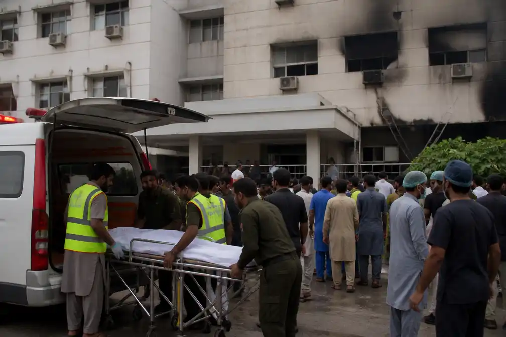 Minstens vijftien baby's omgekomen bij brand in ziekenhuis Islamabad