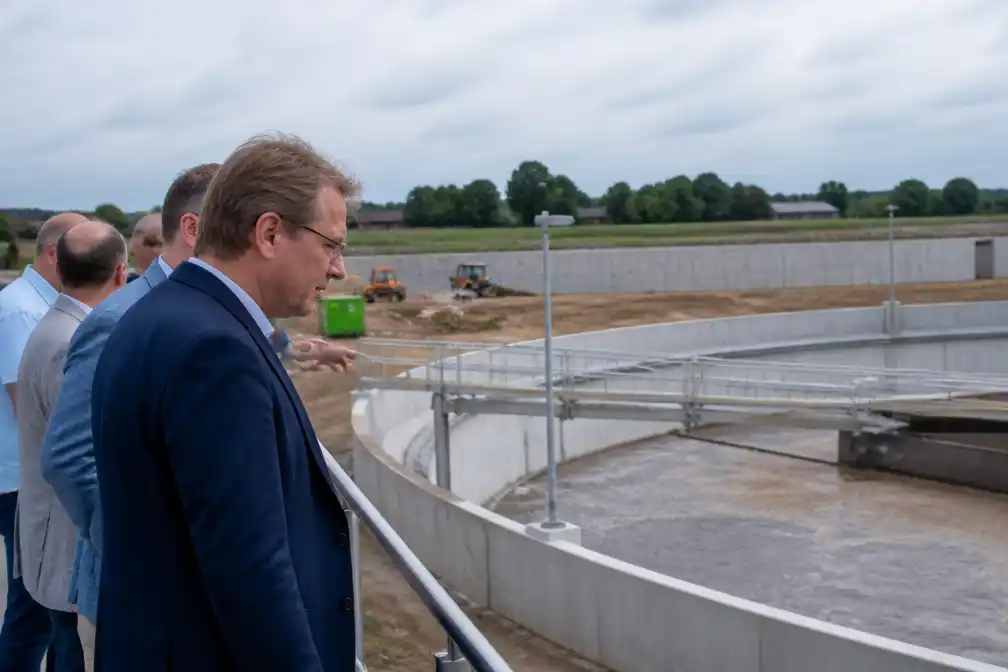 Jo Brouns bezoekt waterzuiveringsstation in Bekkevoort in laatste bouwfase