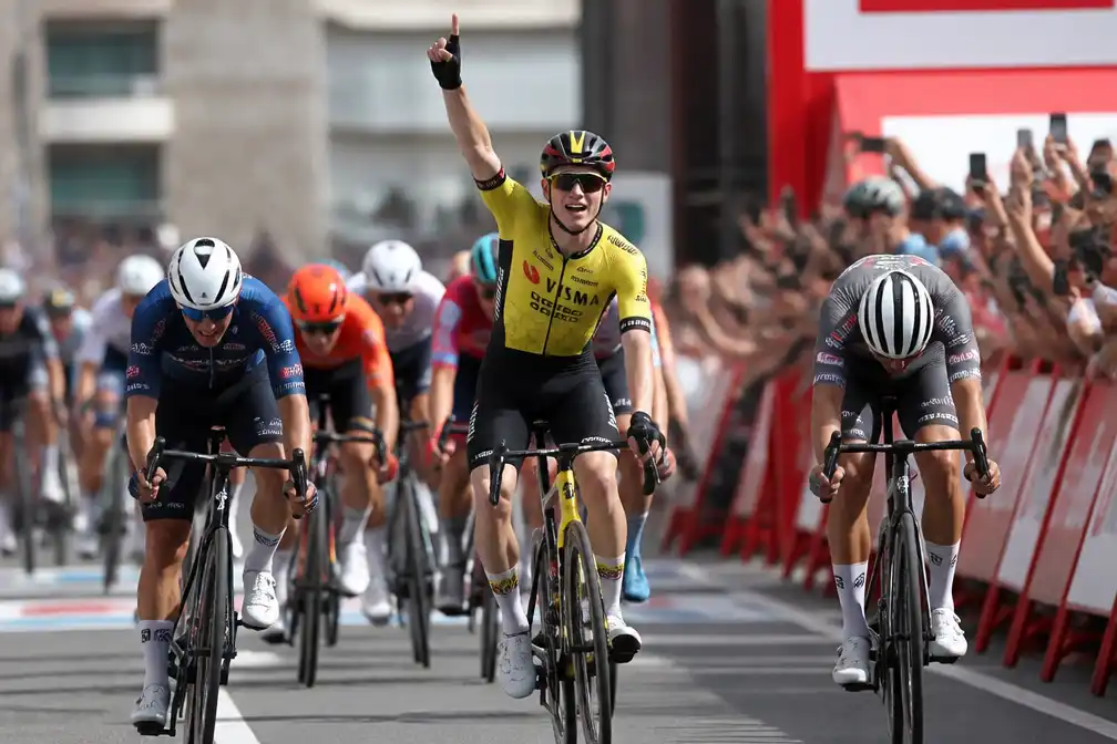Brennan sprint in Roquetes naar tweede zege in Vuelta