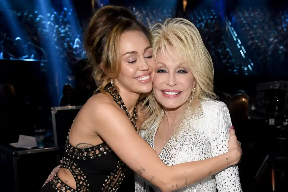 Miley Cyrus schrijft nummer over overleden peettante Dolly Parton