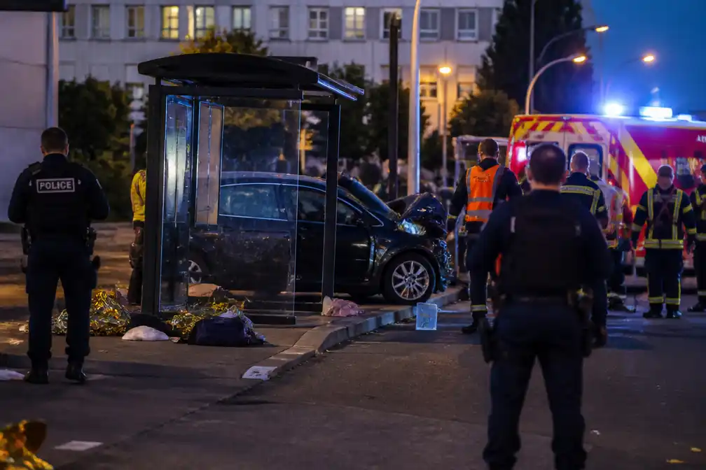 Auto rijdt in op groep in Caen na ruzie, één dode en meerdere gewonden