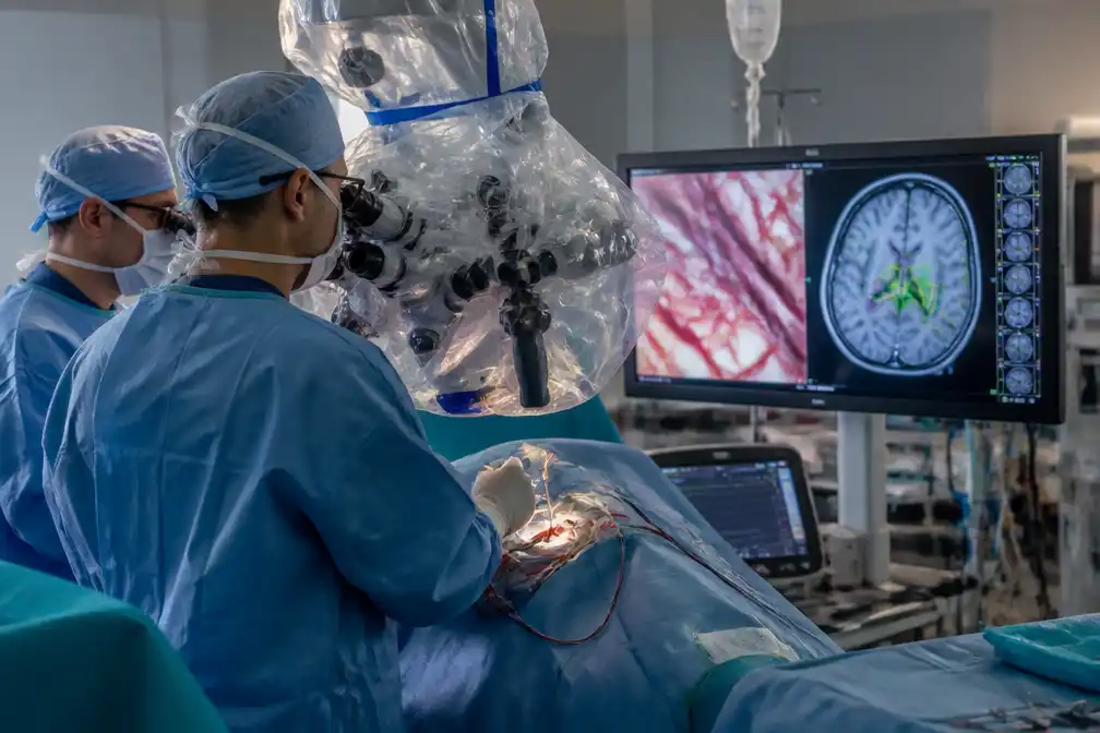 Wereldprimeur: AI-gestuurde hersenoperatie redt zicht Londense man