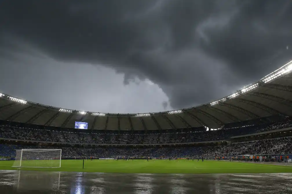 Onweer in Bakoe zorgt voor kwartier vertraging bij FK Qarabağ - FC Twente