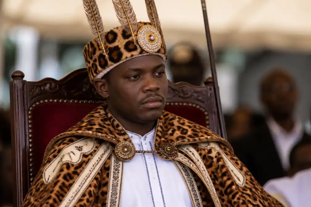 Koning Oyo Rudiki IV, jongste koning ter wereld, op 34-jarige leeftijd overleden