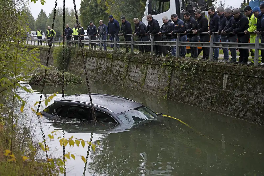Drie Italiaanse tieners omgekomen na auto te water; bestuurder (19) aangehouden