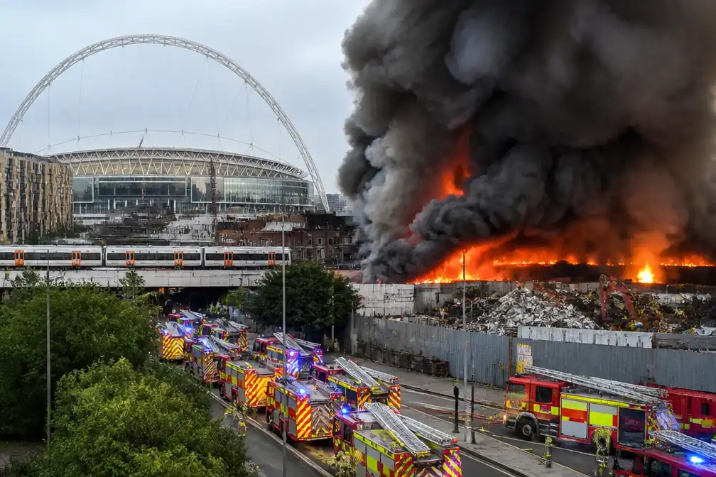 Brand bij afvalcentrale nabij Wembley Stadion: 125 brandweerlieden ingezet