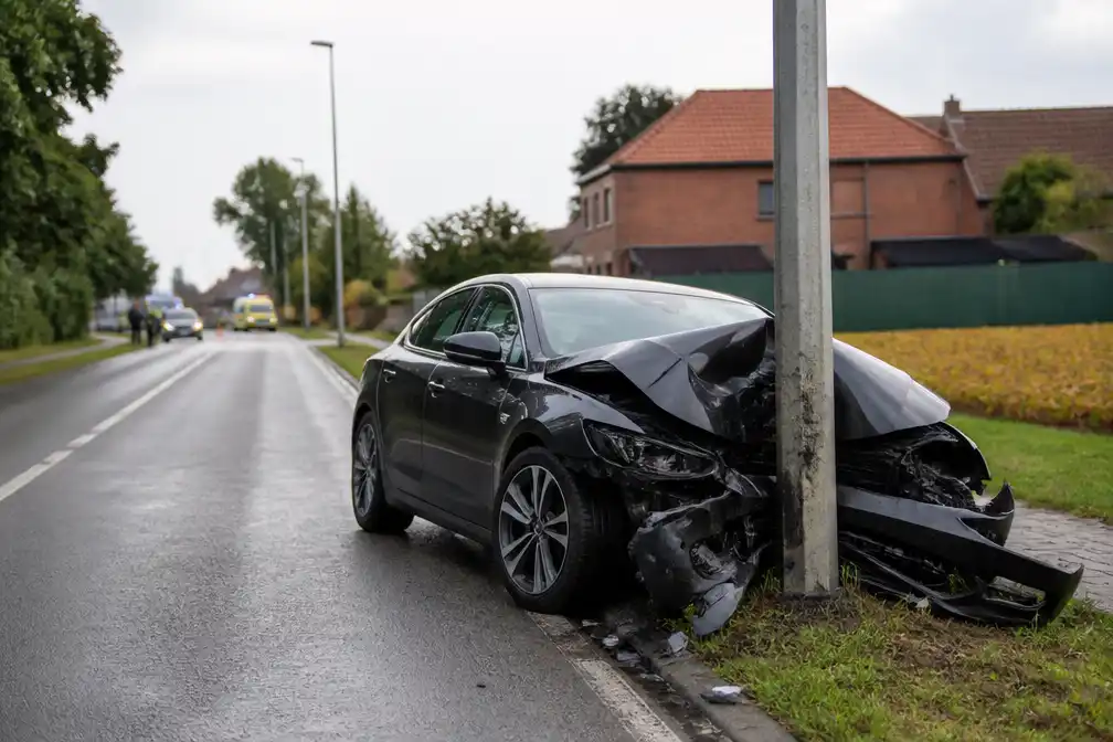 Bestuurder overleden na hartaanval en botsing tegen lichtpaal in Baardegem