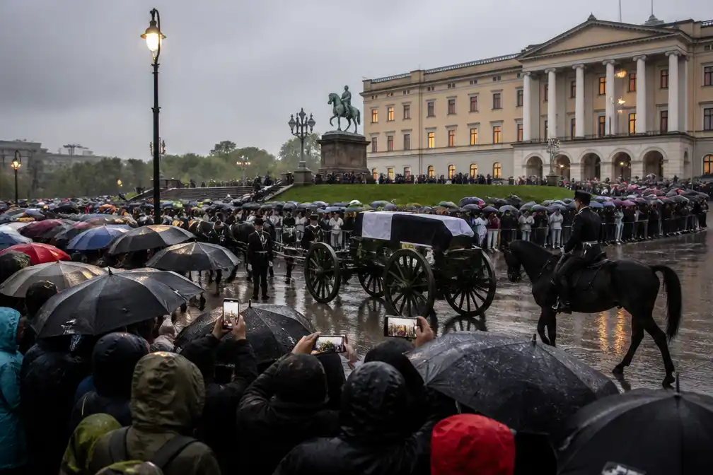 Duizenden trotseren regen bij aankomst kist koning Harald