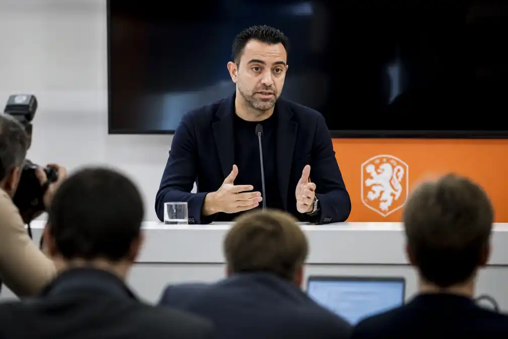 Nieuwe bondscoach Xavi belooft dominant Oranje en schrapt vijf verdedigers