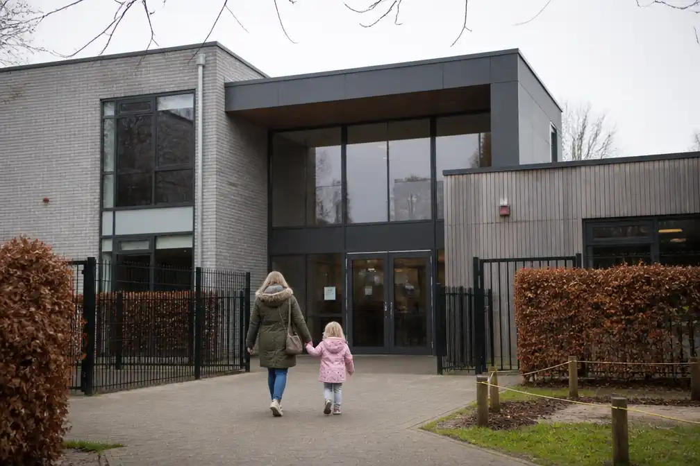 Politie onderzoekt mogelijk grensoverschrijdend gedrag in opvang De Plons in Peer
