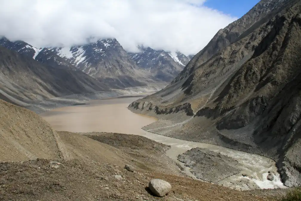 Satellietbeelden tonen krimpend meer op grens Nepal-China, gevaar neemt af