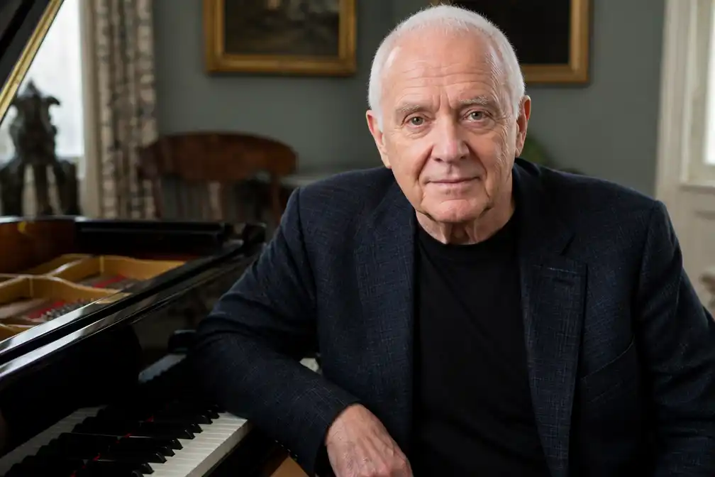 Anthony Hopkins op 88-jarige leeftijd bovenaan Britse klassieke hitlijst