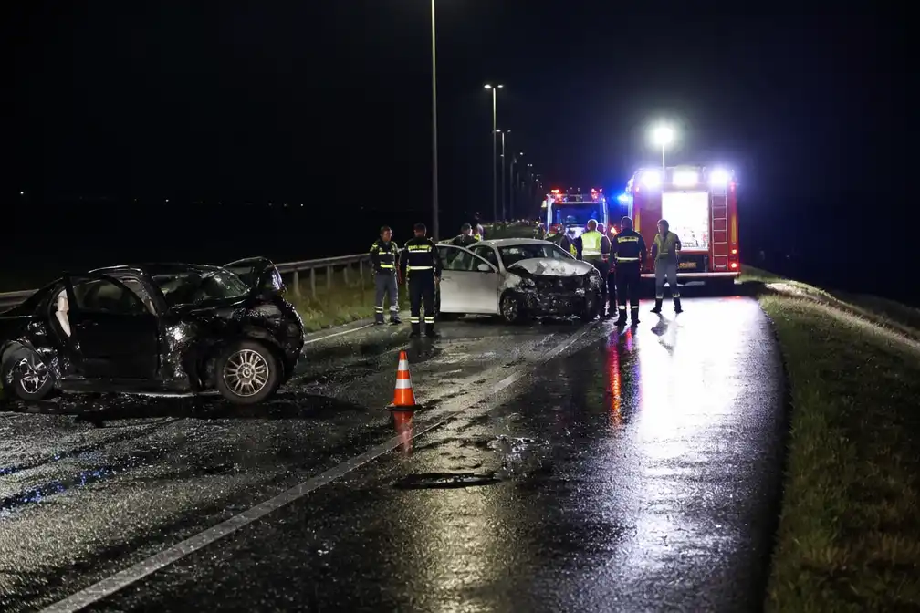 Drie tieners omgekomen bij aanrijding op Markerwaarddijk tussen Lelystad en Enkhuizen