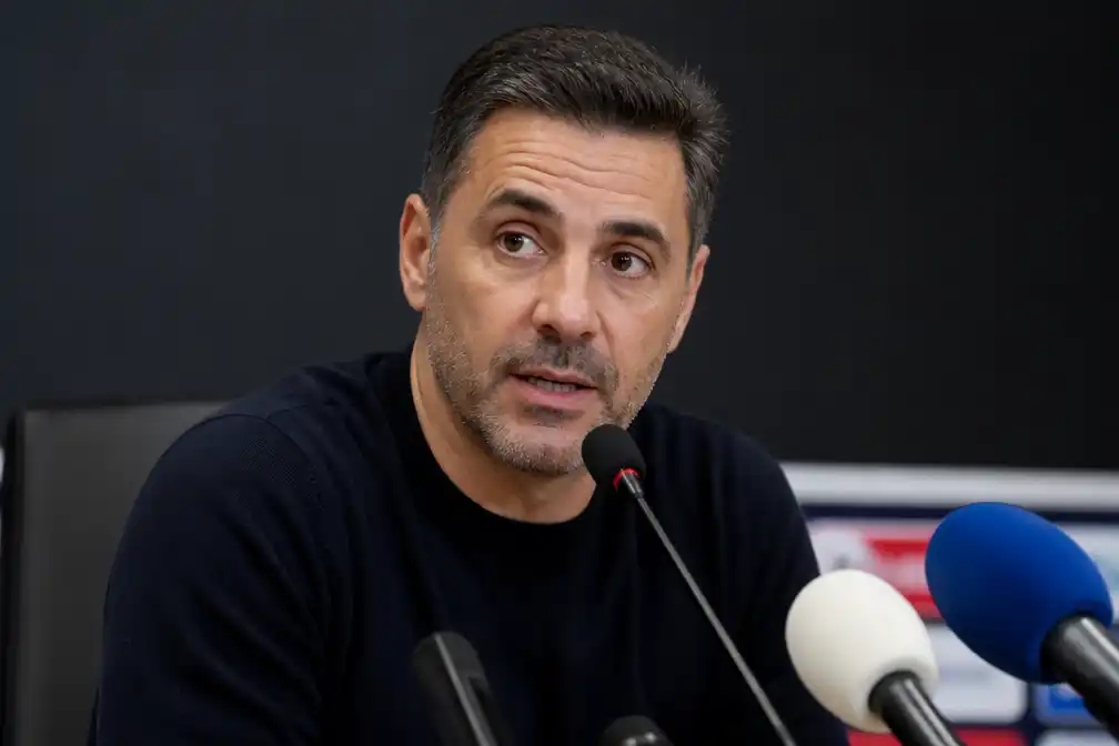 Ajax-trainer Míchel hoopt op drie versterkingen voor slot transfermarkt