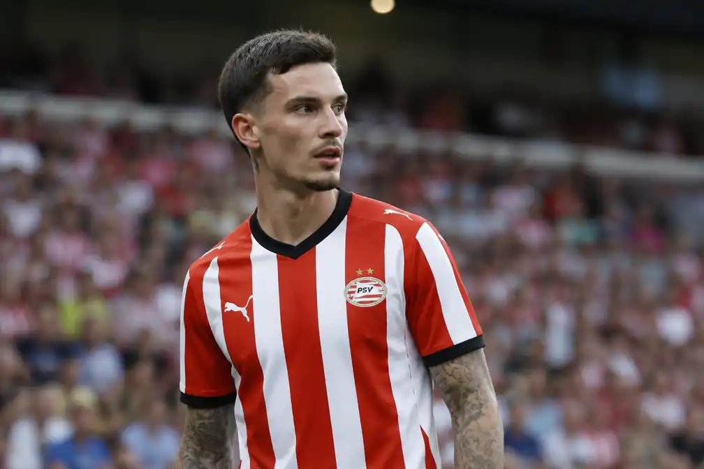 PSV op weg naar bijna 100 miljoen aan verkopen; Lazio meldt zich voor Dennis Man