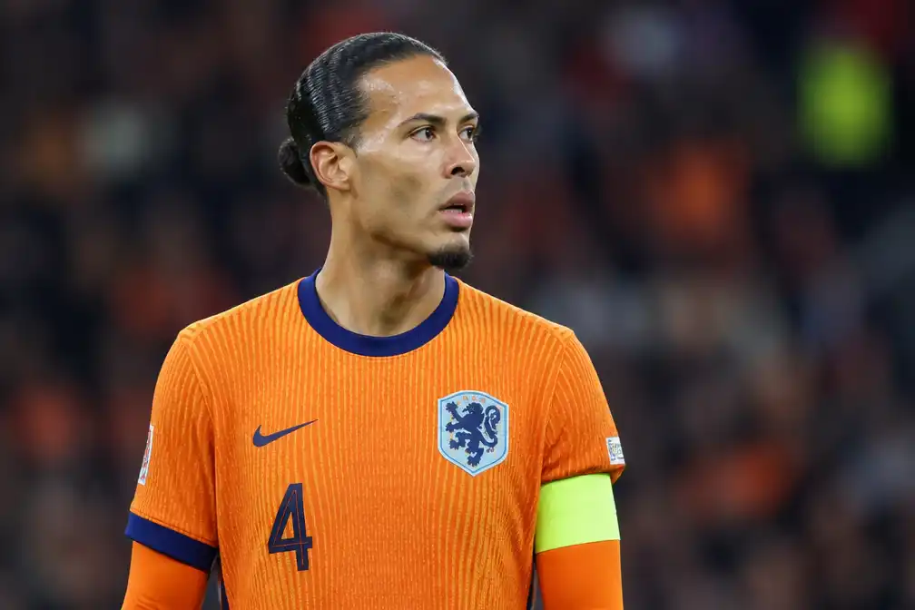 Van Dijk beslist over Oranje-toekomst na gesprek met Xavi Hernández